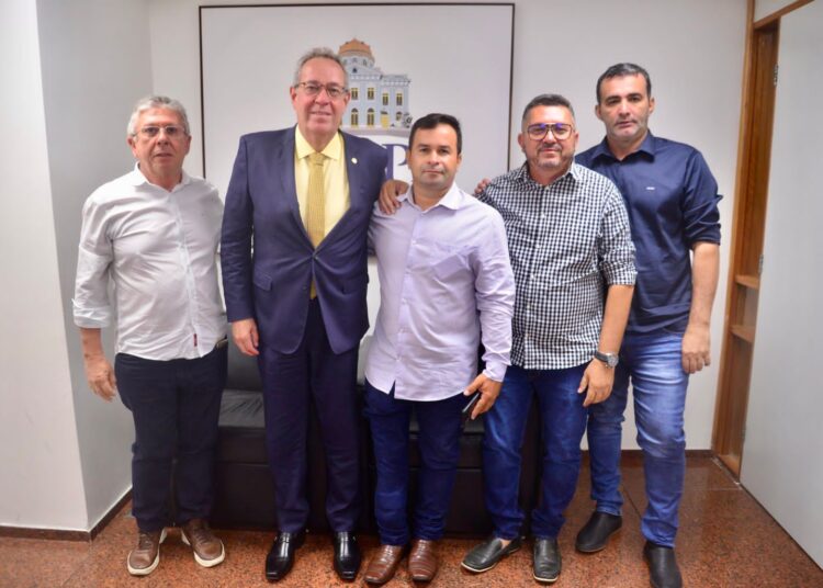 Carnaíba: Grupo político composto de vereadores e ex-prefeito vão em busca de soluções para conclusão da PE-380 que liga Afogados ao distrito de Ibitiranga